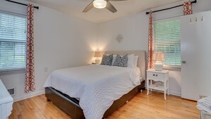 Tabla de planchar con plancha, wifi gratis y ropa de cama 