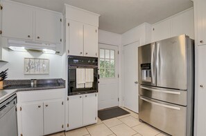 Private kitchen - Fully Furnished 4BR Home on a Cul de Sac Near Augusta National (Augusta)