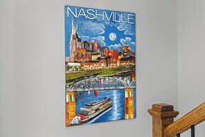 Ein Gemälde von Nashville, Tennessee, das eine Stadtansicht mit einer Brücke und einem Boot zeigt.