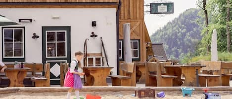 Un edificio de madera con un letrero que dice "Zloam Hof".