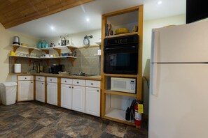 Private kitchen - Cuddy Cabin - Studio Apartment (Rocky Harbour)