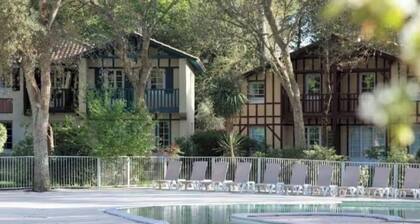 Cozy house with a terrace overlooking the golf course and the beach, 300 meters away