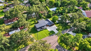 Eine Luftaufnahme eines Wohngebiets mit Häusern, grünen Rasenflächen und Bäumen.