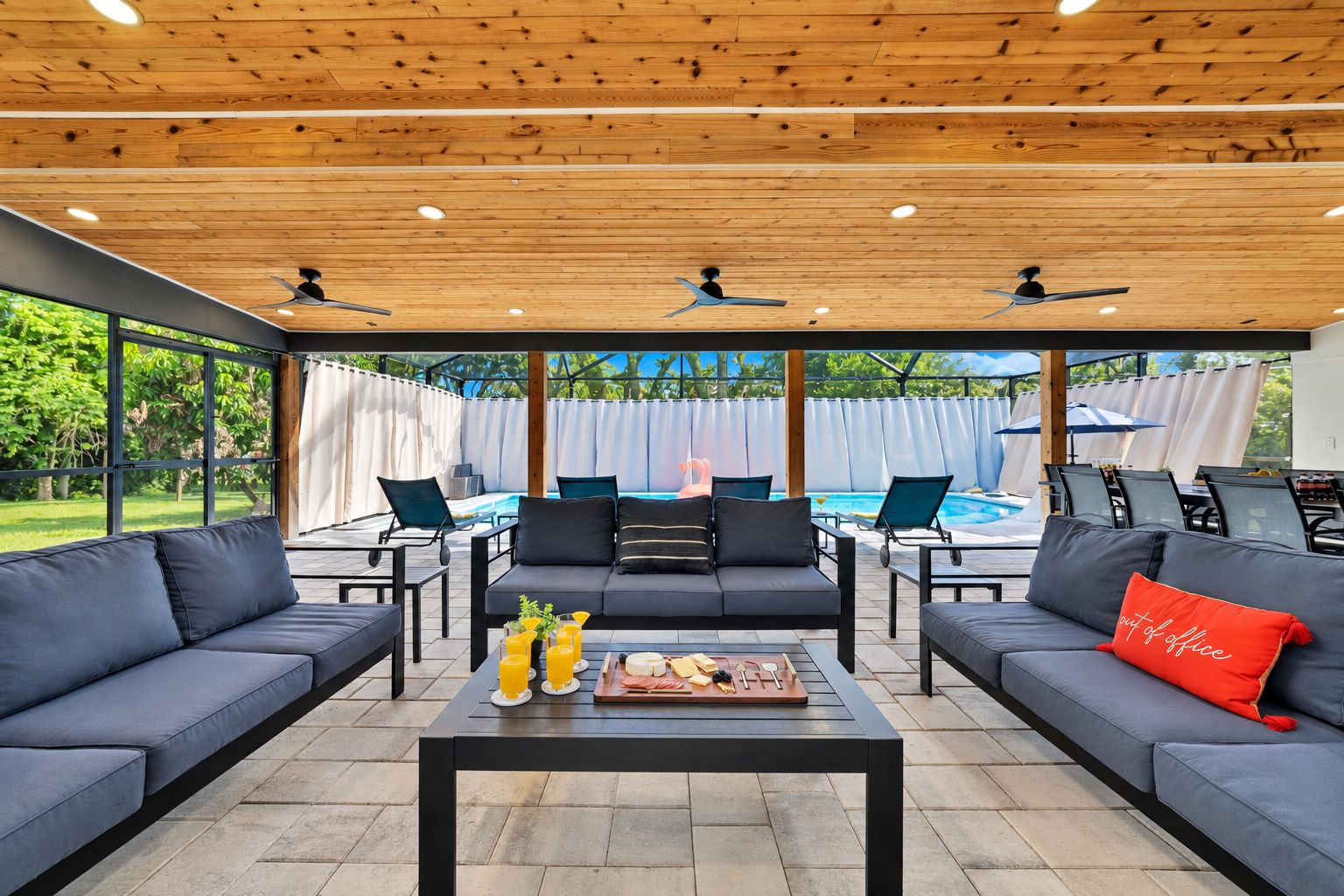 Area esterna con piscina, posti a sedere e tetto in legno.