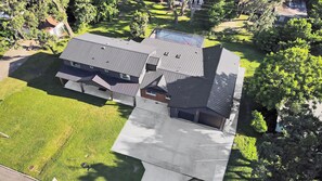 Exterior - 8BR Luxury Estate | 7.5 Baths, Pool & Spa (Temple Terrace)