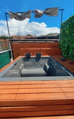 Outdoor spa tub - Jacuzzi apt near comuna 13 and laureles fast wifi, air conditioning (Medellín)