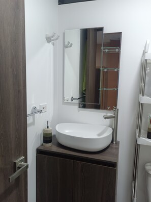 Shower, hair dryer, towels, toilet paper - Jacuzzi apt near comuna 13 and laureles fast wifi, air conditioning (Medellín)