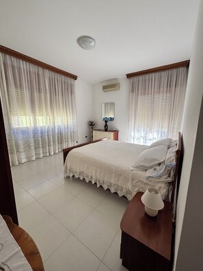 Ferros/tábuas de passar roupa, Wi-Fi, roupa de cama