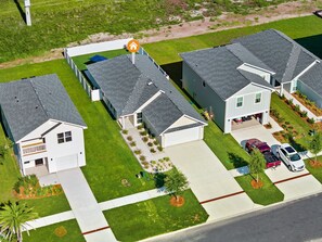 Un quartier résidentiel composé de maisons, d’une allée et d’un espace de stationnement.