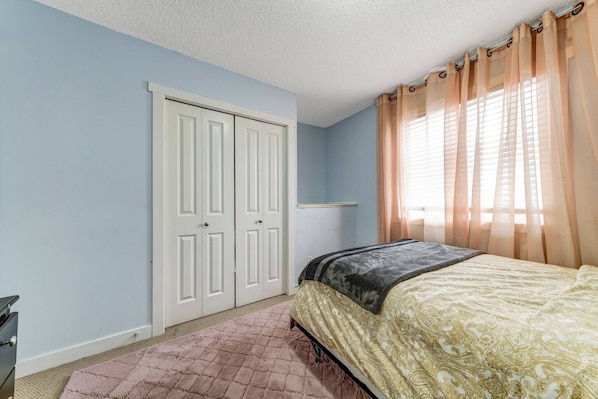 A bedroom with a bed, a wardrobe, and a window with curtains. - Room-home Shalom Casablanca (Edmonton)