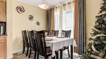 House, 4 Bedrooms, Patio | Dining room