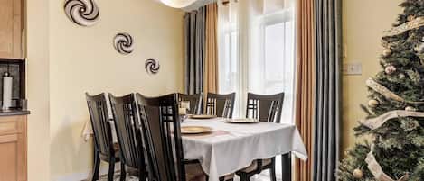 House, 4 Bedrooms, Patio | Dining room