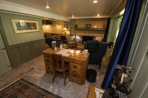 Lobby - Charming river house in historic Marine on Saint Croix- 2 bedrooms, 3 bathrooms (Marine on Saint Croix)