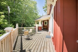 Outdoor dining - Charming river house in historic Marine on Saint Croix- 2 bedrooms, 3 bathrooms (Marine on Saint Croix)