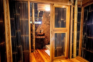 Shower, towels, soap, toilet paper - Toucan's Nest Treehouse. Sleep in the canopy where rainforest meets the Ocean (Savegre de Aguirre, Puntarenas Province)