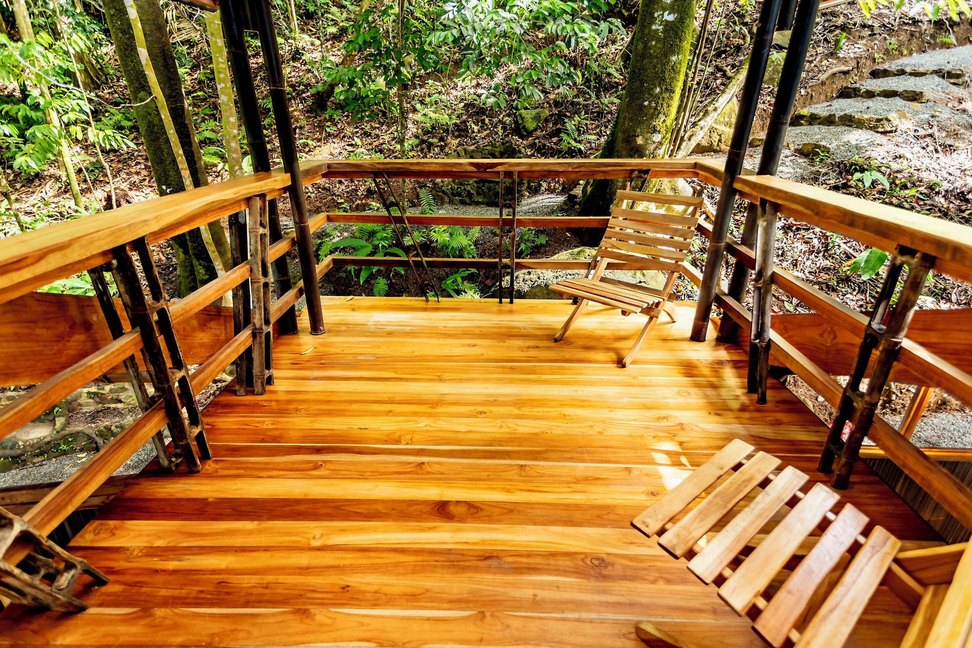 Un pont en bois, doté de garde-corps, qui mène à une plateforme.