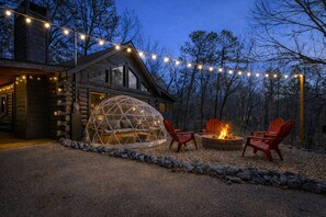 A log cabin with a geodesic dome structure, outdoor seating, and a fire pit. - Gatlinburg Oasis|4Mi to Downtown|Hot Tub (Sevierville)