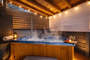 Un jacuzzi con vapor, paredes de madera e iluminacion con luces de cuerda.