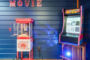 A vintage arcade with a popcorn machine and a Pac-Man game. - Romantic Cabin w/ Hot Tub • 3mi to Pigeon Forge • King Bed • Fireplace (Pigeon For)