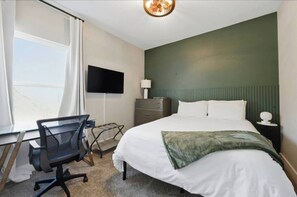 4 bedrooms, desk, iron/ironing board, WiFi - Summer + Fall Rates - 4BR - Game Nights + Backyard Vibes - 5 Min Dtwn (Dallas)