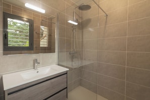 Shower, hair dryer, towels, soap - BALIBOHOME, A COZY RETREAT, AIR CONDITIONING, SWIMMING POOL, POOL HOUSE (Caissargues)