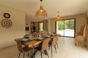 Dining - BALIBOHOME, A COZY RETREAT, AIR CONDITIONING, SWIMMING POOL, POOL HOUSE (Caissargues)