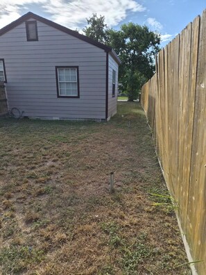 A single-story house with a fenced yard. - HOUSE 1 BR REMODELDED CUTE, CONVENIENT-good for out of town workers, good price. (Corpus Christi)