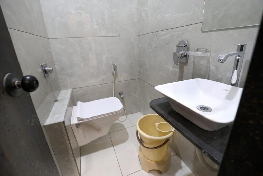 Dusche, kostenlose Toilettenartikel, Hausschuhe, Handtücher