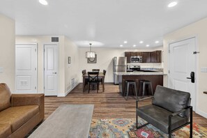 Eine moderne Wohnung mit Wohnzimmer, Essbereich und Küche.