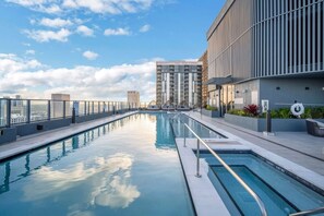A rooftop pool with a clear view of the city skyline, modern buildings, and a well-maintained pool area. - Stylish Bay View Studio w/Private Balcony/Downtown (Miami)