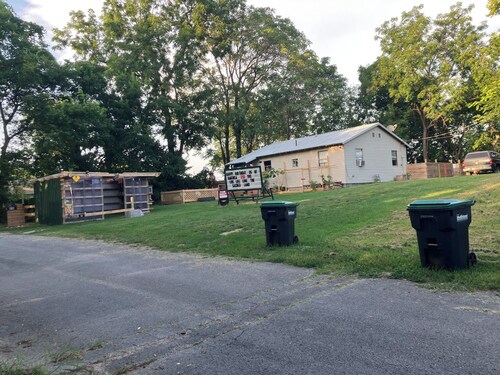 Terrific 2-bedroom cabin with AC in cozy Tahlequah