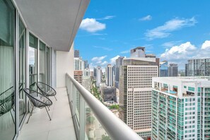 A balcony with a city view, featuring modern buildings and a clear sky. - The Enso Suite Luxury Brickell (Miami)