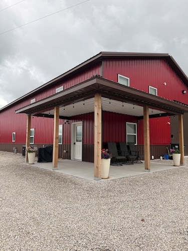 Cozy, Peaceful 2-bedroom Barn Living Quarters out on the country side