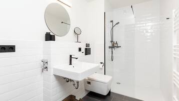 Shower, pengering rambut, handuk, dan sabun