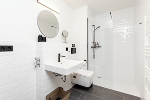 Shower, hair dryer, towels, soap - Global Living Passau Altstadt (Passau)