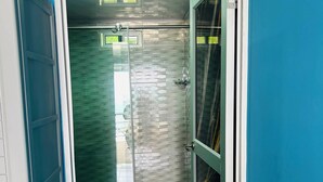Douche, serviettes fournies, savon, papier de toilette