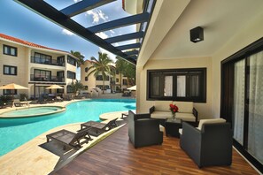 Ett hotell med en swimmingpool, utomhusplats och en balkong med utsikt över poolen.