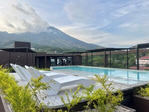A rooftop pool area with lounge chairs, a pool, and a mountain view. - Cozy Apt near San Salvador Historic Center/Pool+Gym (San Salvador)