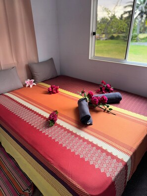 Room - VAI Bungalow with beach access, kayaks, and a relaxation area by the lagoon (MOOREA Haapiti)