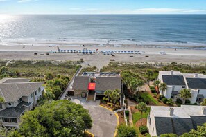 A coastal hotel with a beach view, featuring multiple rooms and a parking area. - Island Ease Villa Golf, Beach, Marina Nearby (Hilton Head Island)