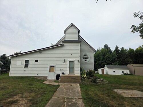 Beautiful Viking "Long Hall" lodge with AC in charming Waubay SD.