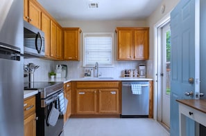 Private kitchen - Clementine Cottage - By Fairgrounds, Kid-Friendly - Stay Smiley Rentals (Oklahoma City)