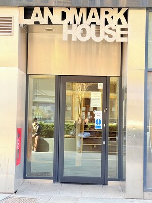 A LANDMARK HOUSE with a glass entrance, a visible indoor plant, and a sign indicating an automatic door. - 2 Spacious Double Bedroom - Bradford City Center (Bradford)