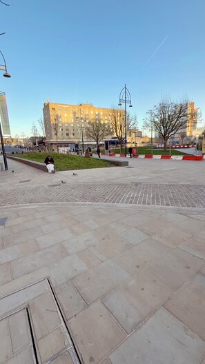 A spacious public square with a large building in the background, benches, and a clear sky. - 2 Spacious Double Bedroom - Bradford City Center (Bradford)