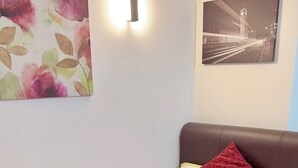A single bed with a striped bedspread, a brown headboard, and a red pillow. - 2 Spacious Double Bedroom - Bradford City Center (Bradford)