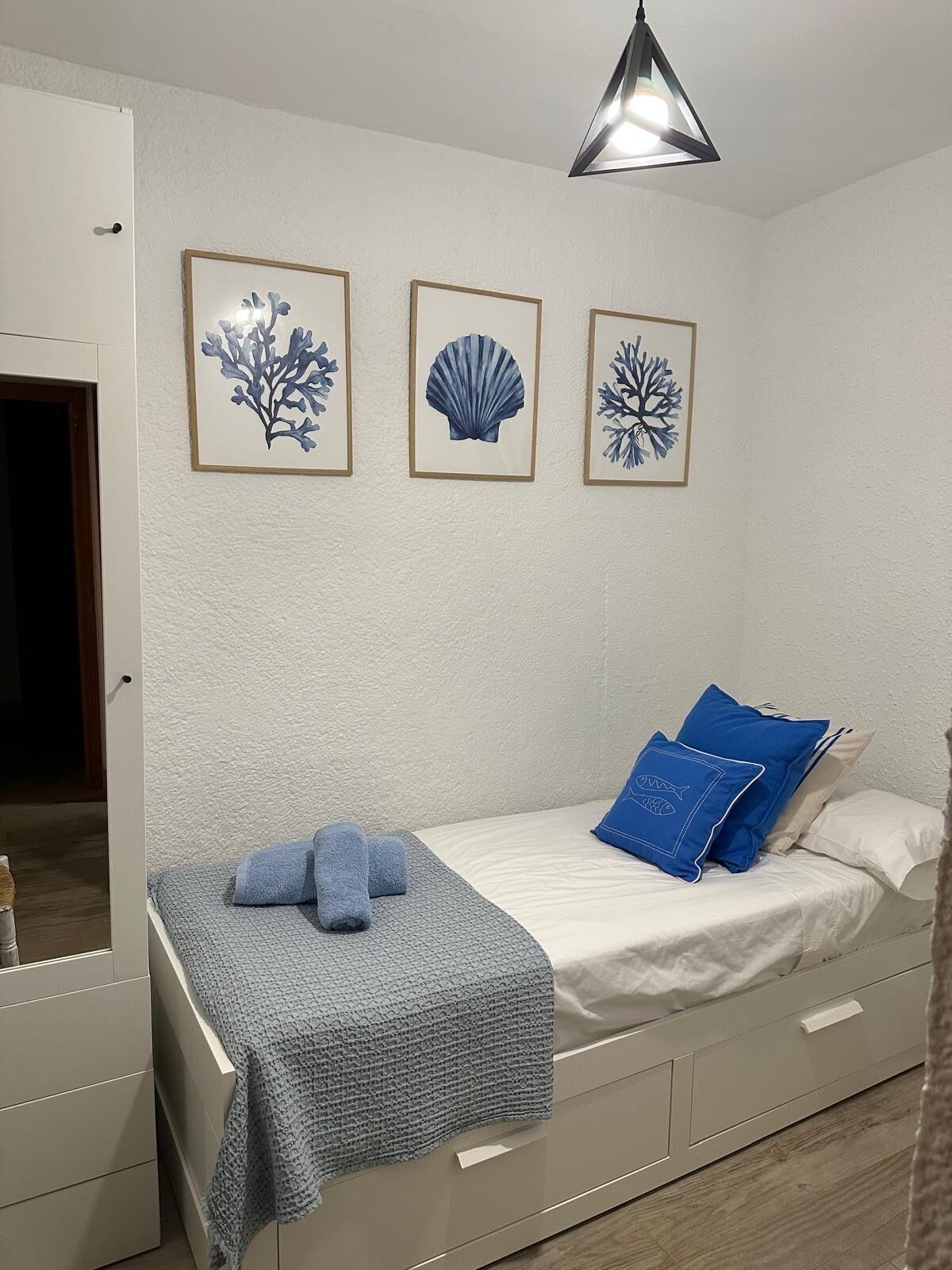 Iron/ironing board, Internet, bed sheets