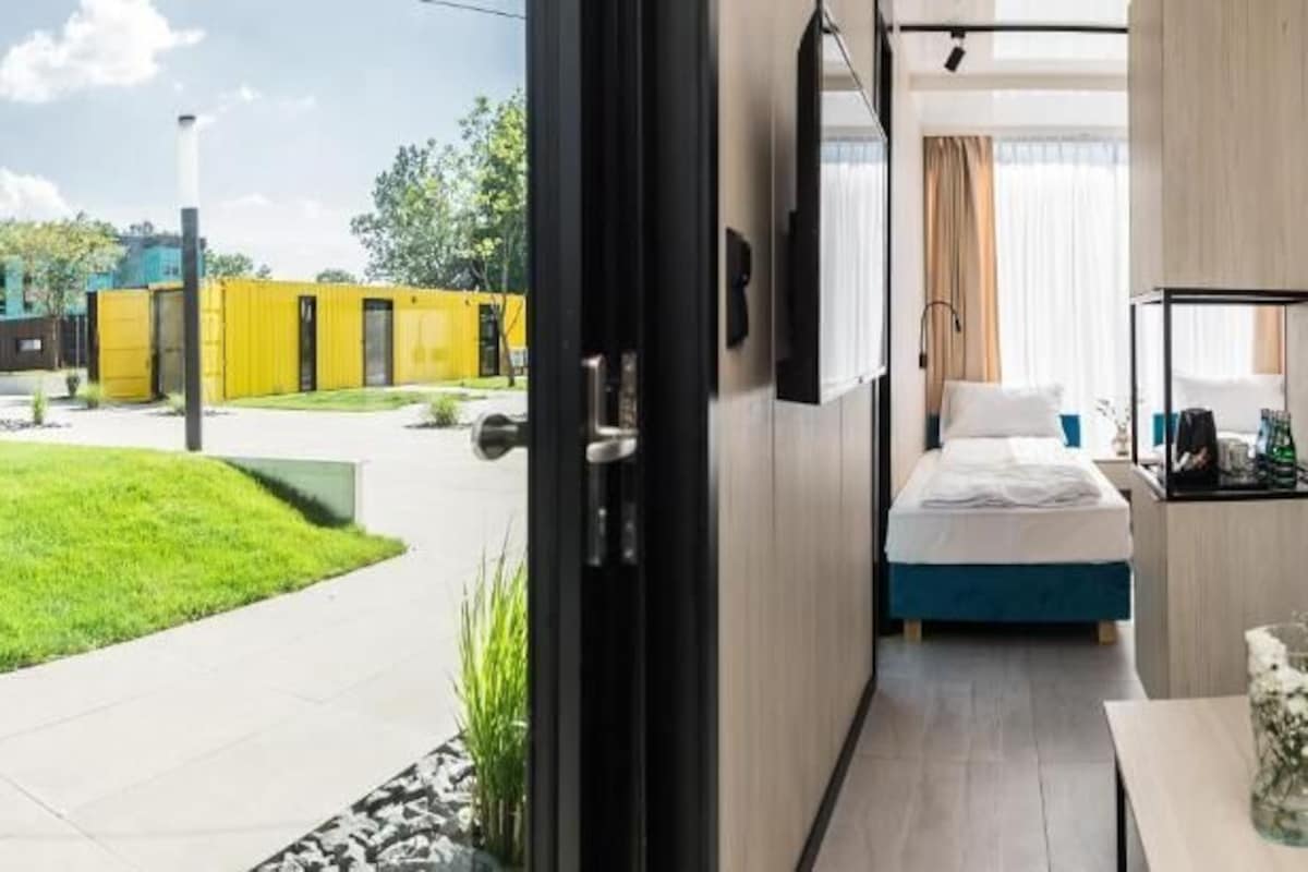 Habitación cuádruple Confort, vista al patio | Caja de seguridad en la habitación, escritorio y wifi gratis