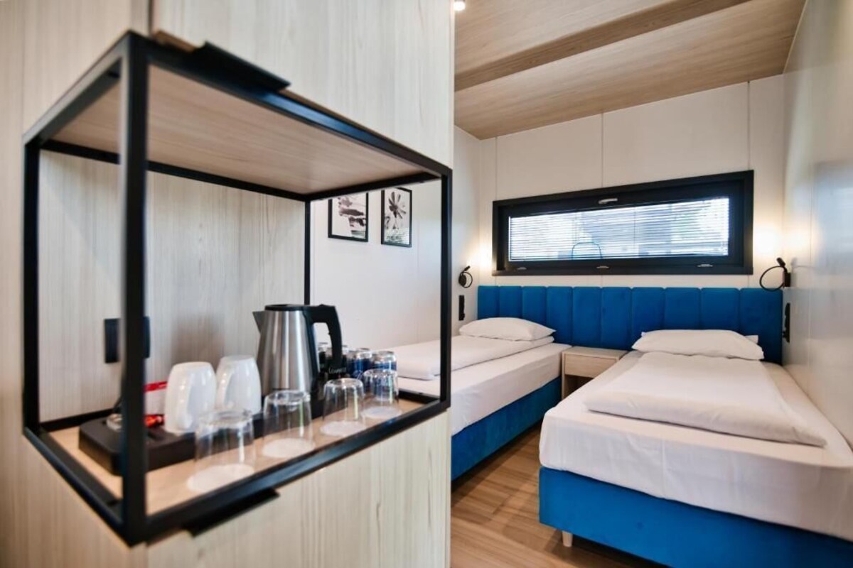 Suite Deluxe, patio, vista al patio | Caja de seguridad en la habitación, escritorio y wifi gratis