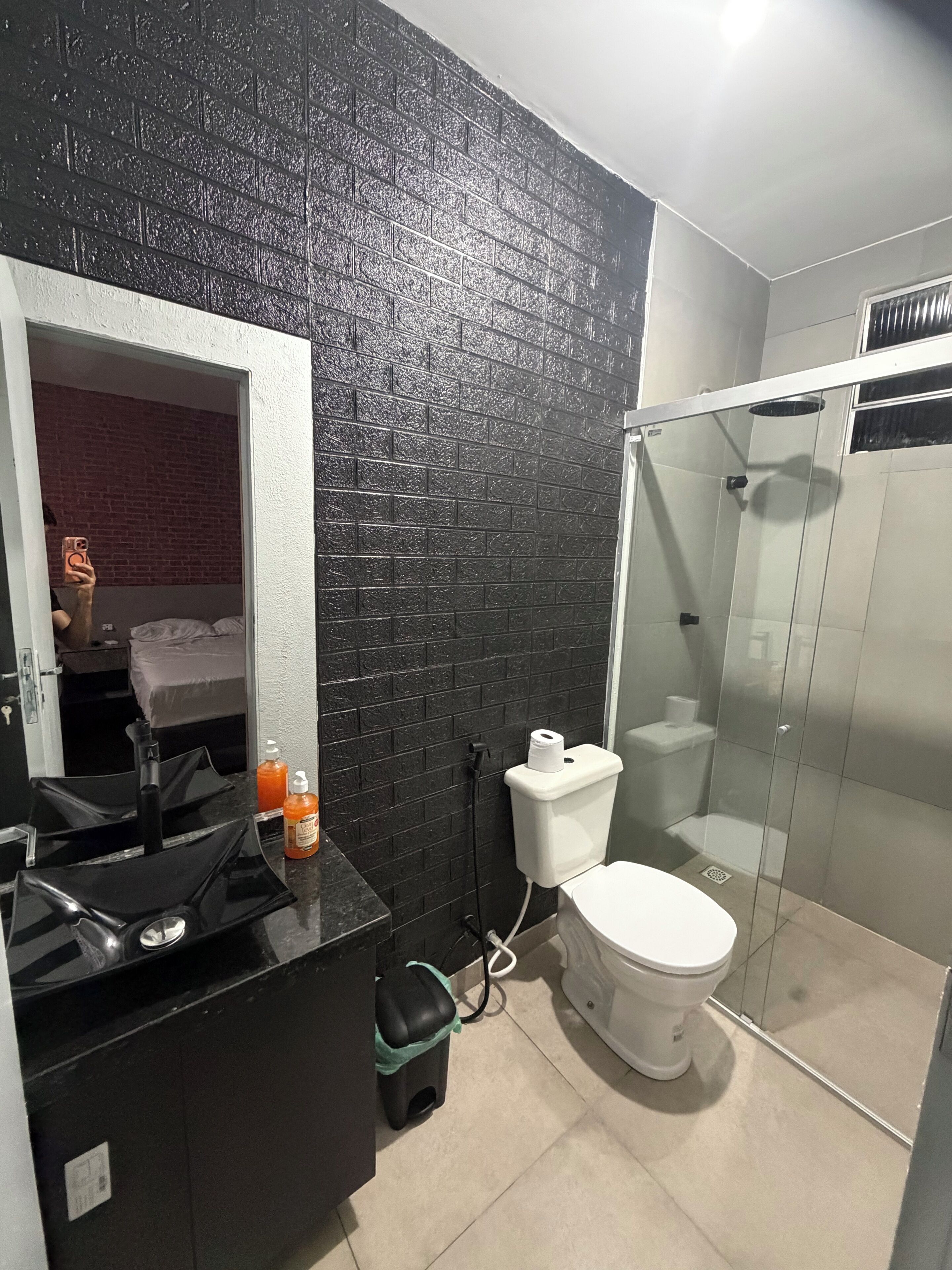Habitación triple Deluxe | Baño | Ducha, artículos de higiene personal gratuitos, toallas y jabón
