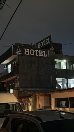 A building with a sign that reads 'HOTEL' and 'ROYAL OFFICE' indicating a hotel and possibly a business office. - Hotel Royal office  (Belém)